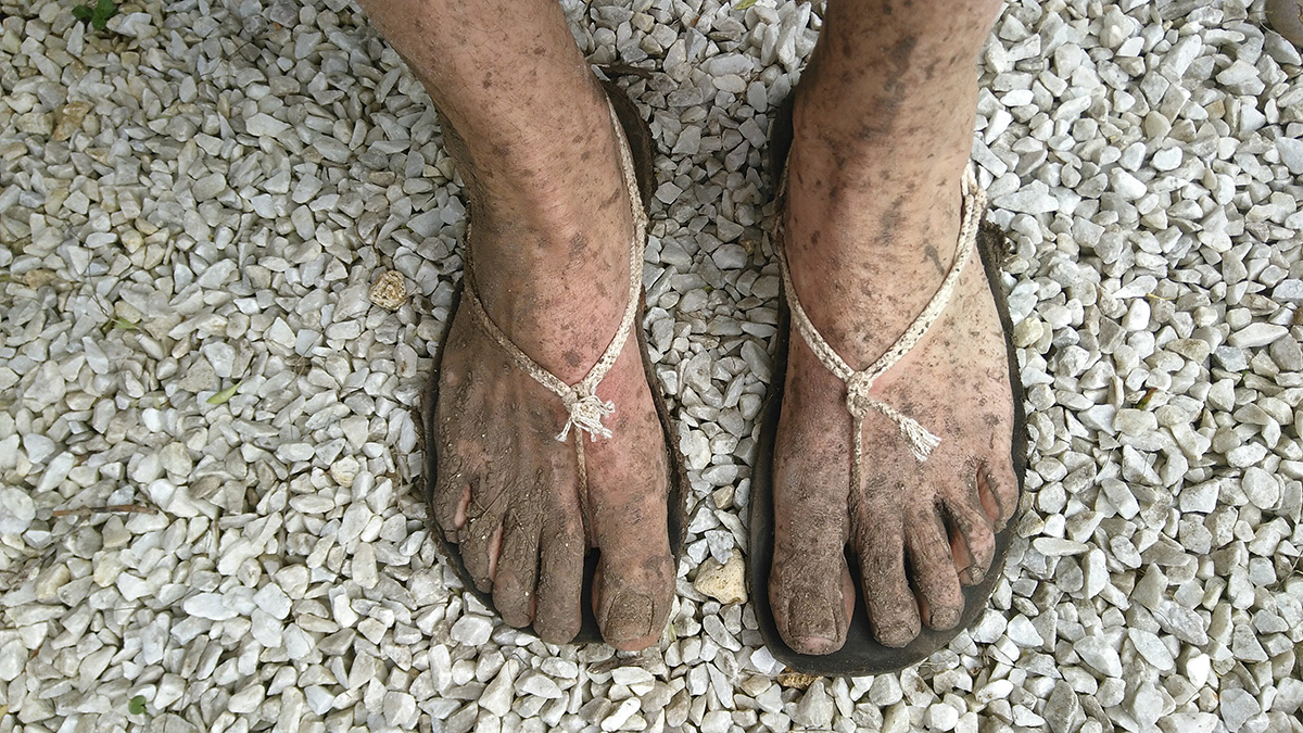 CourirPaleo_course_IdF_sandales_pierres_1200px